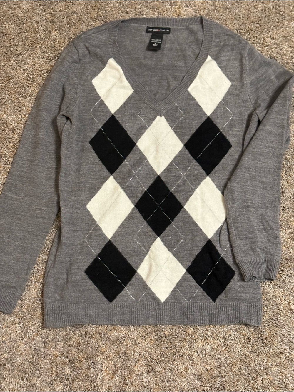 New York & Company Gray V-Neck Argyle Sweater with Black and Cream Diamonds